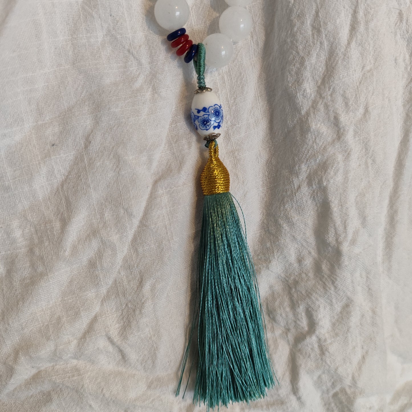 Collier XXL en jade blanc de catégorie Hetian du Xinjiang et porcelaine avec médaillon à frange, perle de 8mm