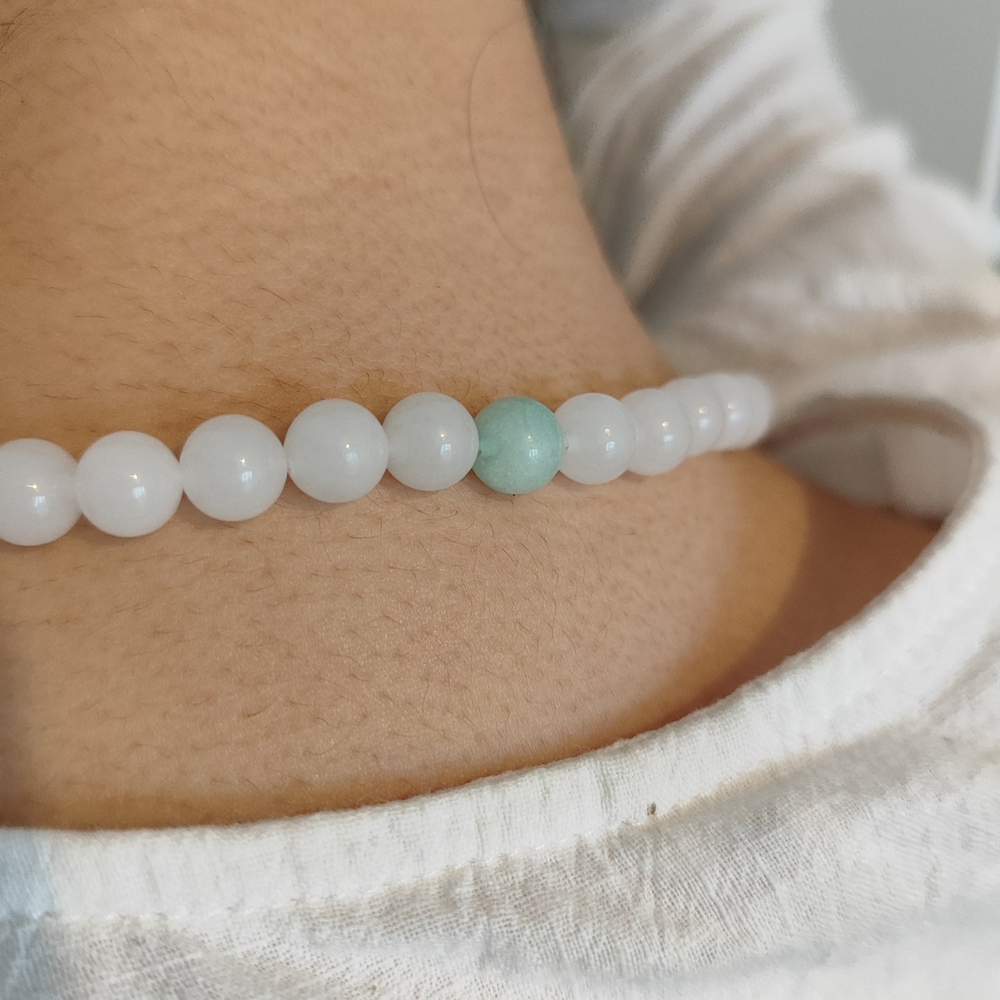 Collier en jade blanc de catégorie Hetian du Xinjiang avec médaillon dorée, perle de 8mm