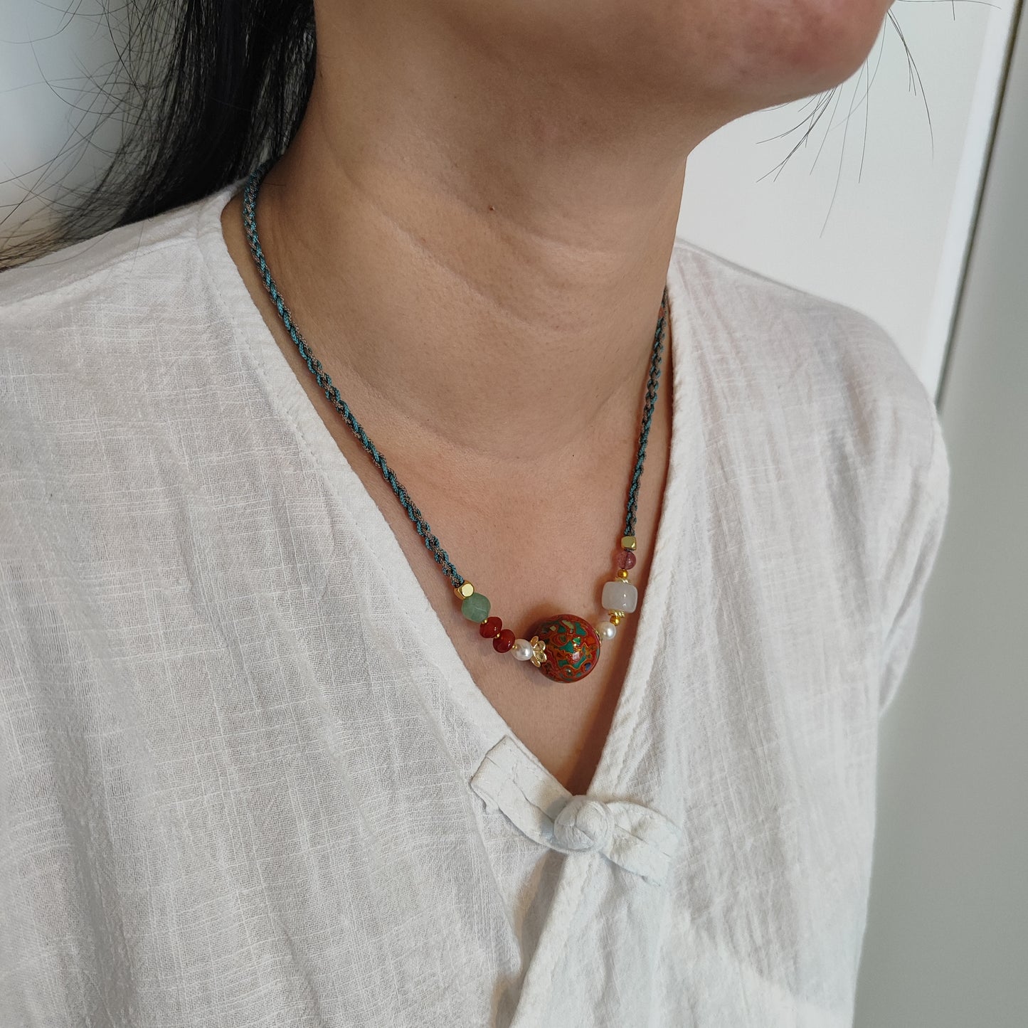 Collier en perle sculptée de forme ronde, disponible aux couleurs rouge / bleu / orange / noire laquée de Pékin