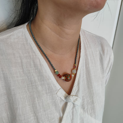 Collier en perle sculptée de forme ronde, disponible aux couleurs rouge / bleu / orange / noire laquée de Pékin