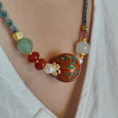 Collier en perle sculptée de forme ronde, disponible aux couleurs rouge / bleu / orange / noire laquée de Pékin