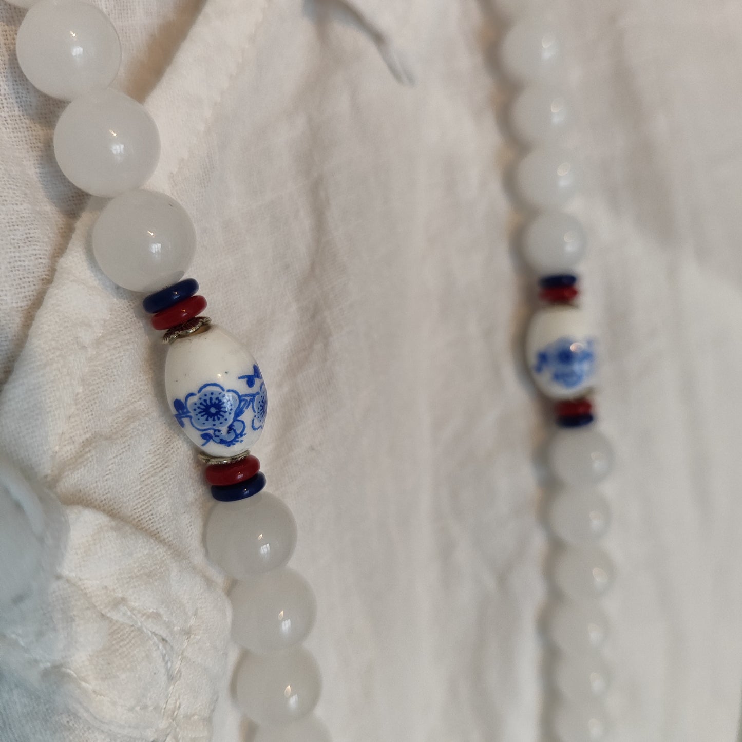 Collier XXL en jade blanc de catégorie Hetian du Xinjiang et porcelaine avec médaillon à frange, perle de 8mm