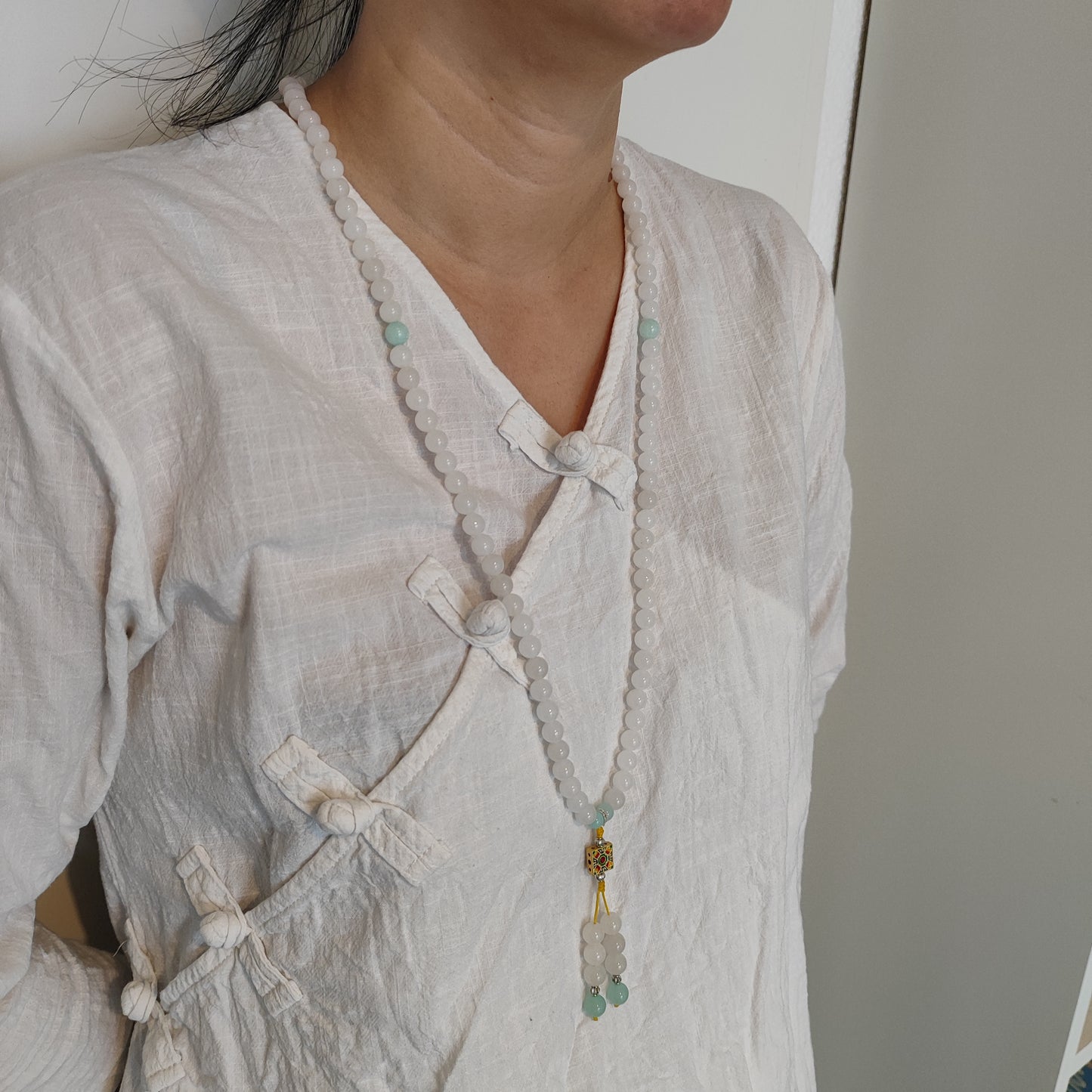 Collier en jade blanc de catégorie Hetian du Xinjiang avec médaillon dorée, perle de 8mm