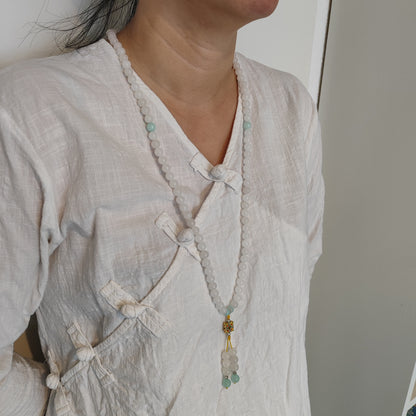 Collier en jade blanc de catégorie Hetian du Xinjiang avec médaillon dorée, perle de 8mm