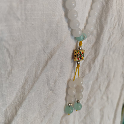 Collier en jade blanc de catégorie Hetian du Xinjiang avec médaillon dorée, perle de 8mm