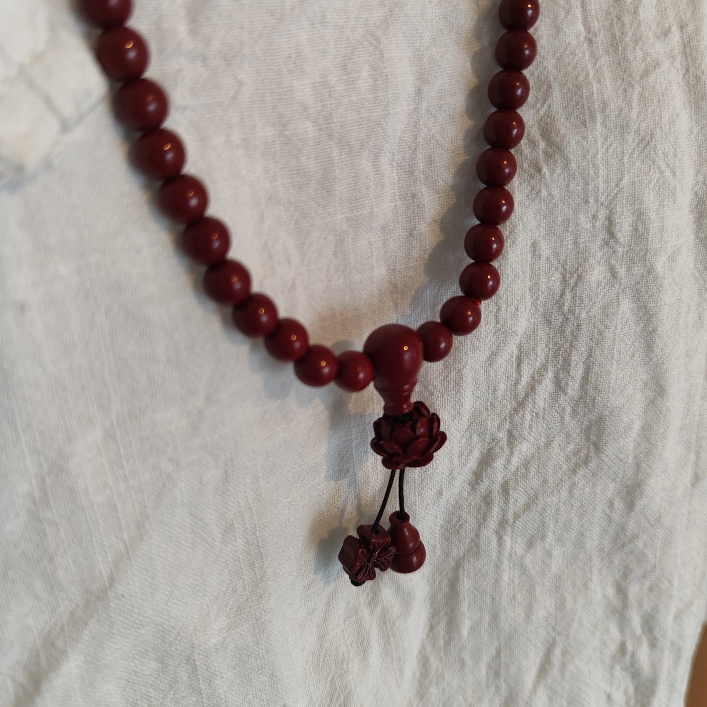 Collier en pierre rouge de Cinabre de Guizhou avec motif gravé, perle de 8mm