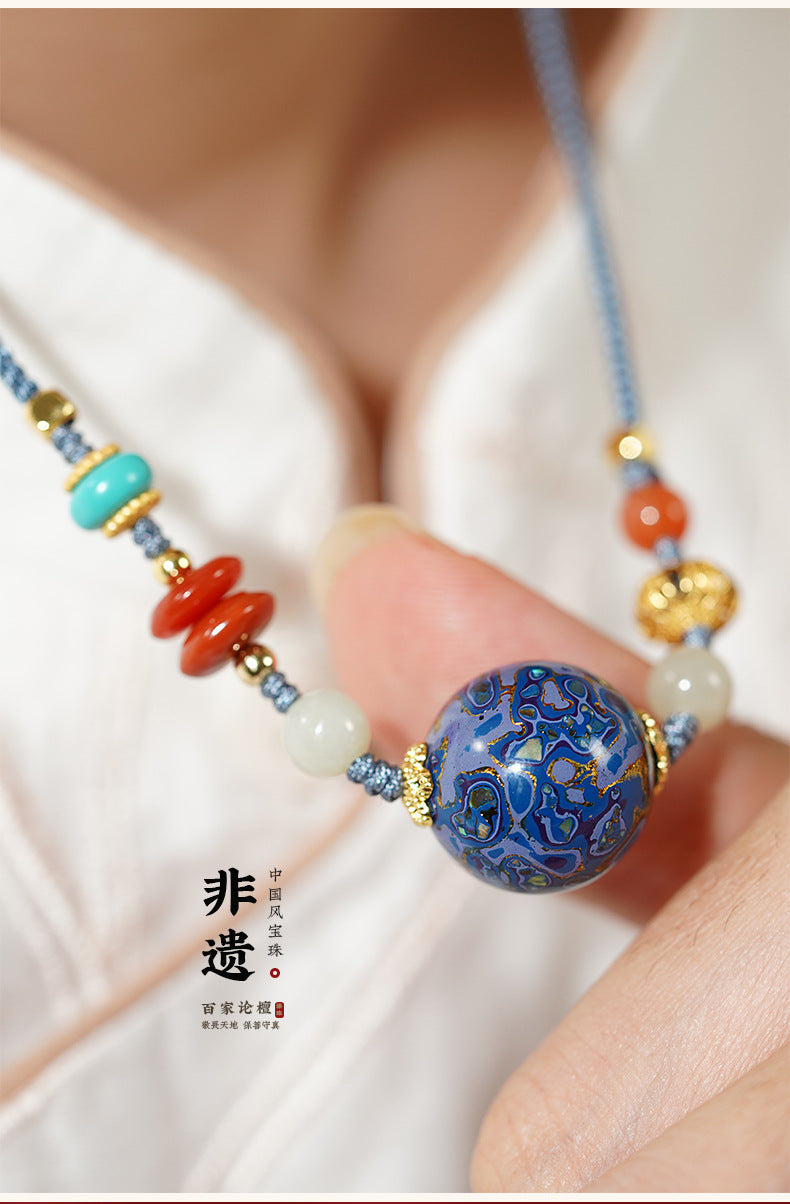 Collier en perle sculptée de forme ronde, disponible aux couleurs rouge / bleu / orange / noire laquée de Pékin