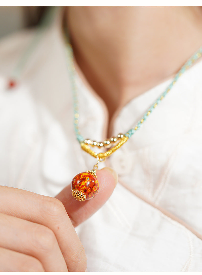 Collier en perle sculptée de forme ronde, disponible aux couleurs rouge / bleu / orange / noire laquée de Pékin