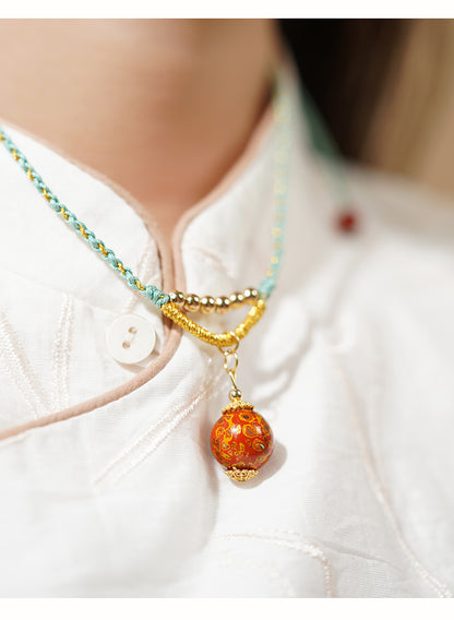 Collier en perle sculptée de forme ronde, disponible aux couleurs rouge / bleu / orange / noire laquée de Pékin
