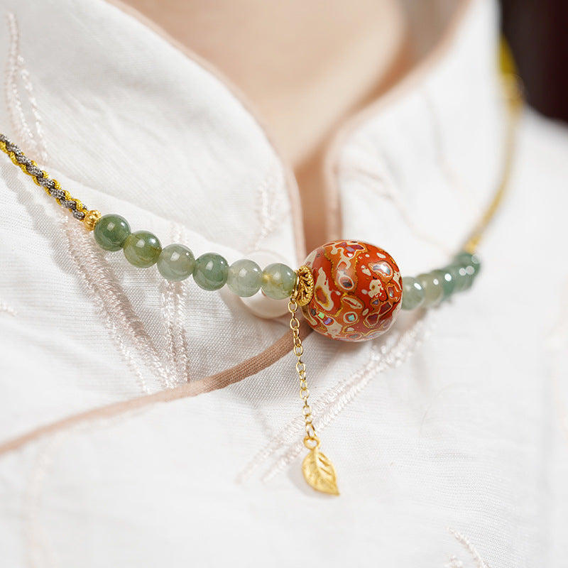 Collier en perle ovale rouge et vert laquée de Pékin avec perles verts clairs de 6mm