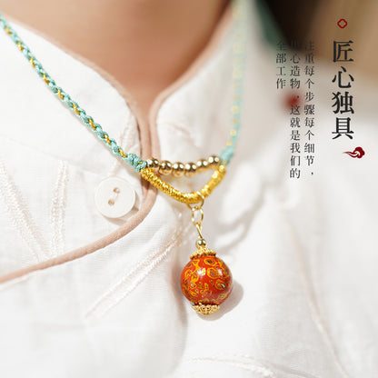 Collier en perle sculptée de forme ronde, disponible aux couleurs rouge / bleu / orange / noire laquée de Pékin