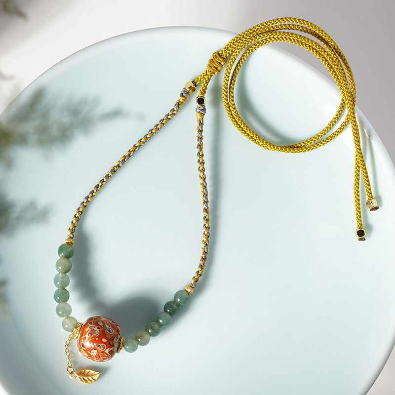 Collier en perle ovale rouge et vert laquée de Pékin avec perles verts clairs de 6mm