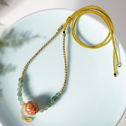 Collier en perle ovale rouge et vert laquée de Pékin avec perles verts clairs de 6mm