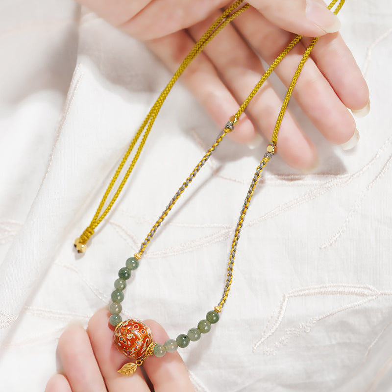 Collier en perle ovale rouge et vert laquée de Pékin avec perles verts clairs de 6mm