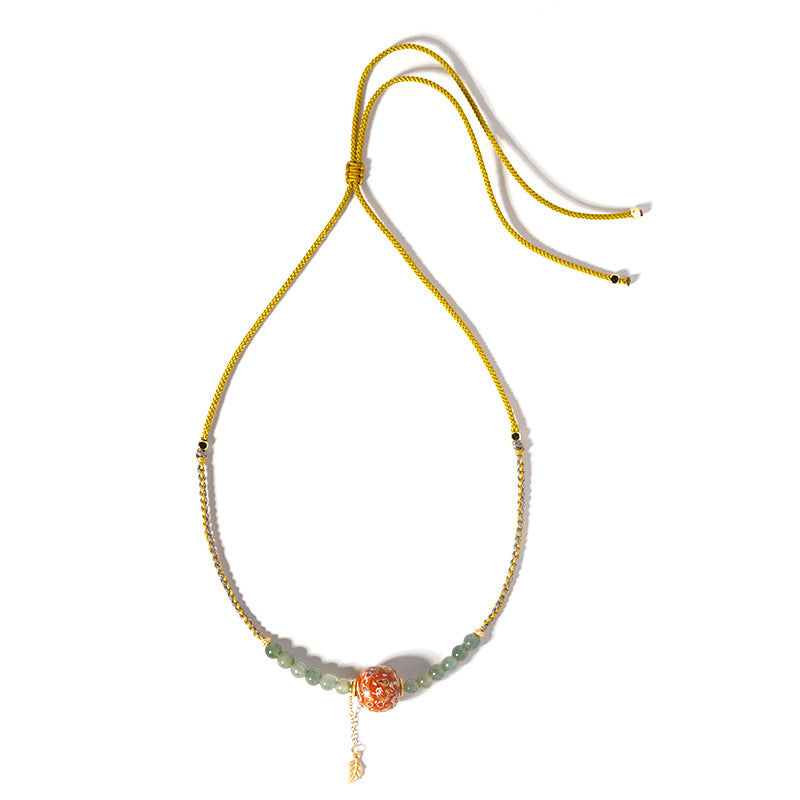 Collier en perle ovale rouge et vert laquée de Pékin avec perles verts clairs de 6mm