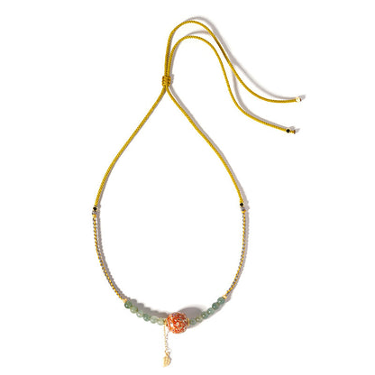 Collier en perle ovale rouge et vert laquée de Pékin avec perles verts clairs de 6mm