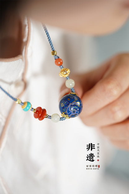 Collier en perle sculptée de forme ronde, disponible aux couleurs rouge / bleu / orange / noire laquée de Pékin