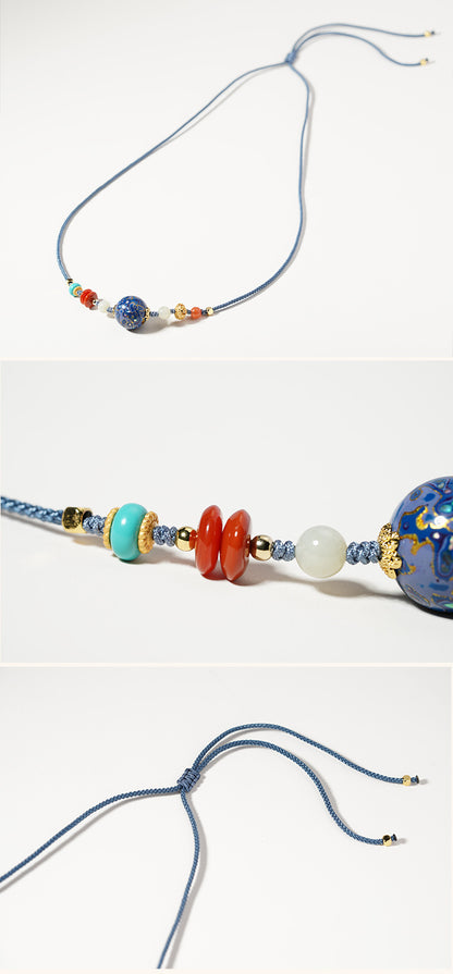 Collier en perle sculptée de forme ronde, disponible aux couleurs rouge / bleu / orange / noire laquée de Pékin