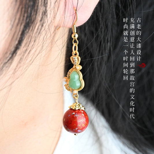 Boucle d'oreille doré sur perle laqué rouge avec pendentif en jade vert de catégorie Hetian du Xinjiang