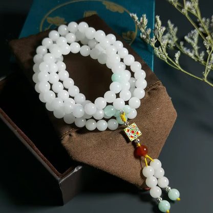 Collier en jade blanc de catégorie Hetian du Xinjiang avec médaillon dorée, perle de 8mm