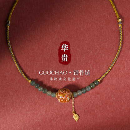 Collier en perle ovale rouge et vert laquée de Pékin avec perles verts clairs de 6mm