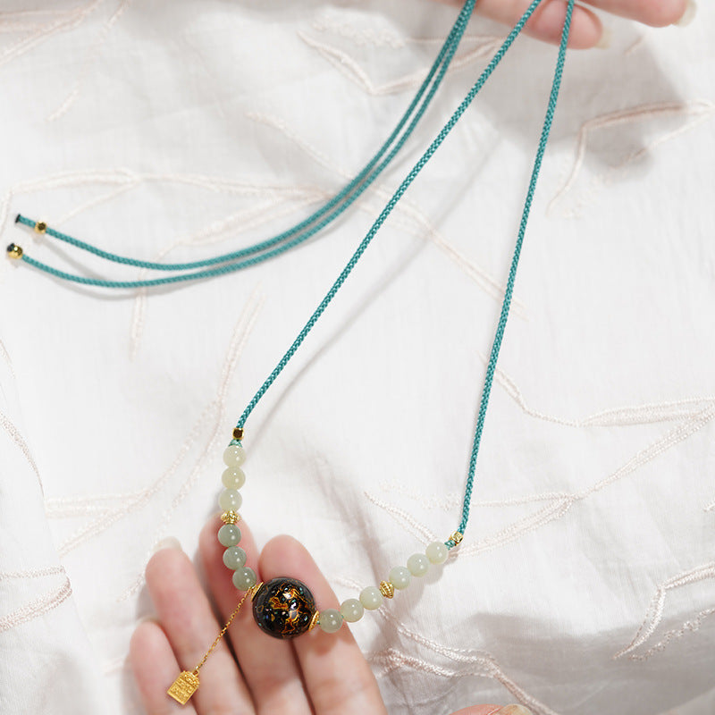 Collier en perle sculptée de forme ronde, disponible aux couleurs rouge / bleu / orange / noire laquée de Pékin